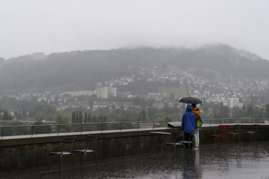 Zum Wochenend-Auftakt bleibt es regnerisch.