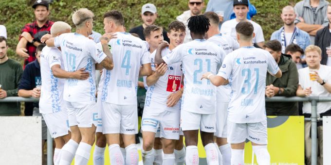 Die Spieler des FC Luzern jubeln in der Partie gegen Schötz. FC Luzern