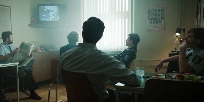 In der Polizeikaserne läuft die Geiselnahme im Fernsehen. Es ist das erste Mal, dass es Live-Übertragungen gibt. In der Polizeikaserne läuft die Geiselnahme im Fernsehen. Es ist das erste Mal, dass es Live-Übertragungen gibt.