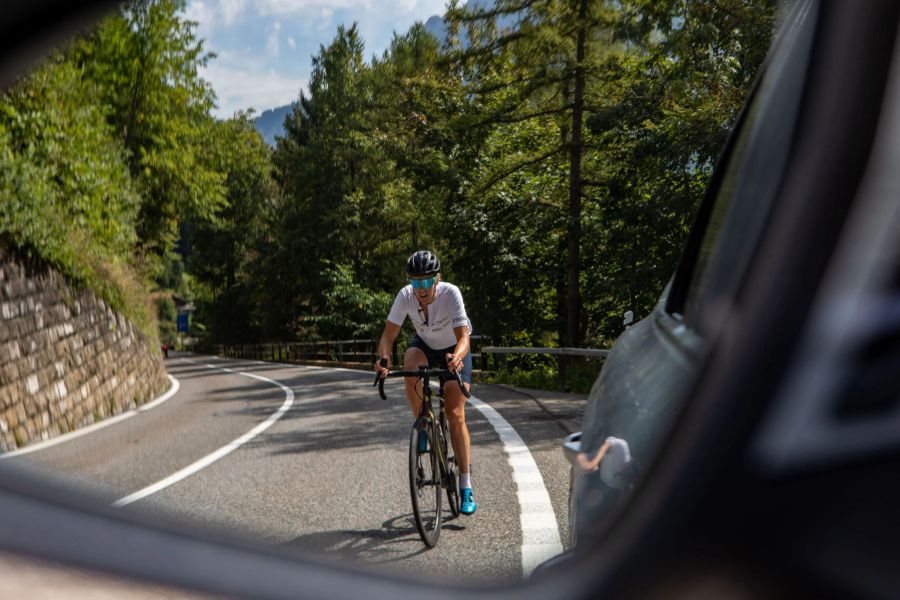 Monika Sattler auf ihrem Velo