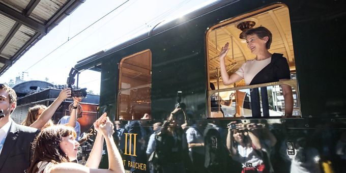 Bundesrätin Simonetta Sommaruga winkt aus der historischen Eisenbahn der 3. Klasse an der offiziellen Jubiläumsfeier zum 175. Jahrestag der Inbetriebnahme der ersten Eisenbahnstrecke in der Schweiz. 175-Jahre Eisenbahn