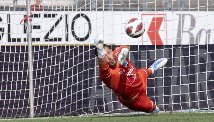 FCL-Goalie Marius Müller pariert gegen Lugano einen Elfmeter.