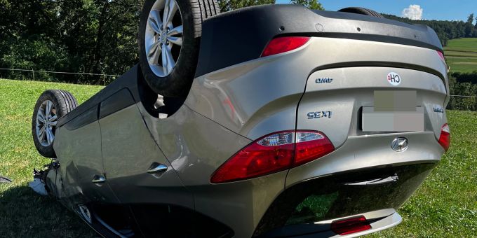 Das Auto kam auf dem Dach liegend zum Stillstand. Das Auto kam auf dem Dach liegend zum Stillstand.