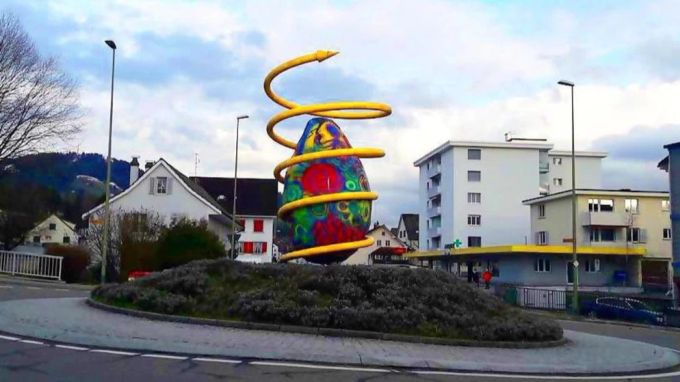 Das innere des Spiralenkreisels in Hinwil ziert an Ostern auch mal ein farbiges Ei. Hinwil