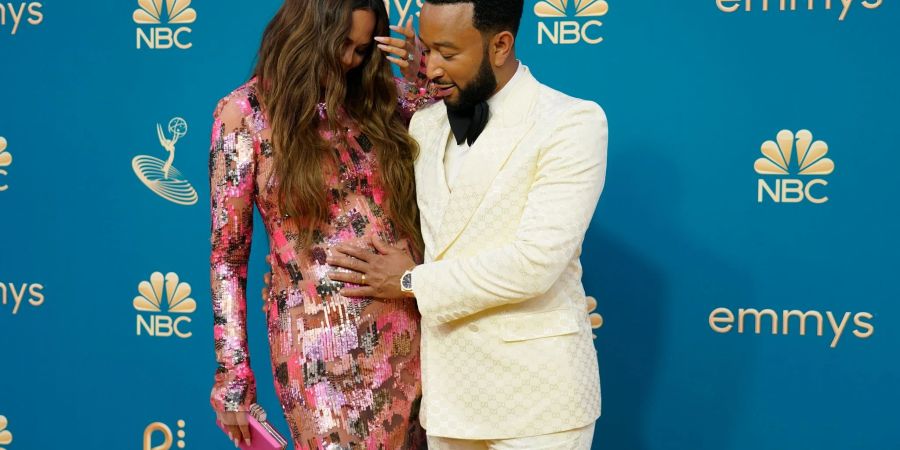 Chrissy Teigen (l), Model aus den USA, und John Legend, Sänger aus den USA, kommen zu der Verleihung der 74. Emmy Awards im Microsoft Theater in Los Angeles. Die beiden erwarten ein Kind.