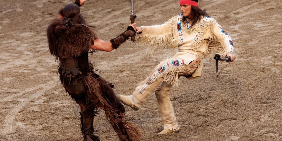 Der Schauspieler Sascha Hödl (r) als Winnetou  bei den Karl-May-Spielen in Bad Segeberg.