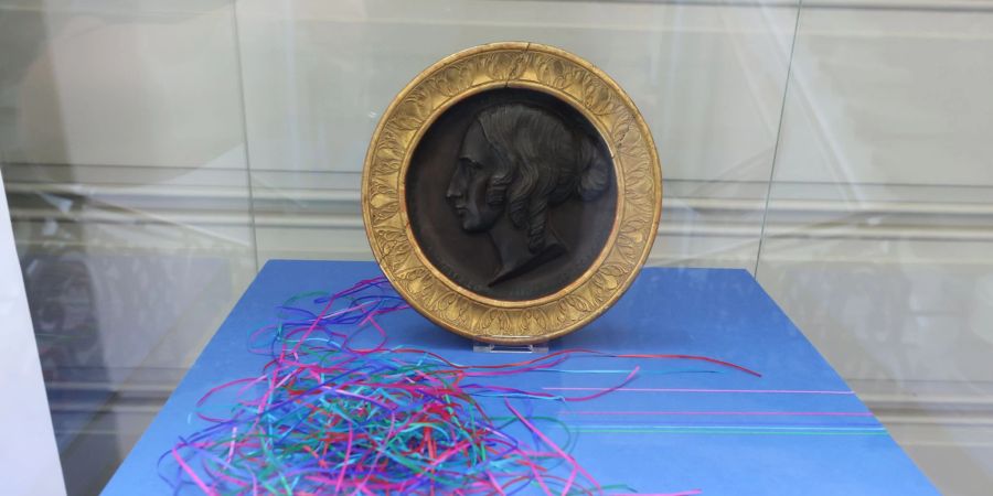 Ein vergoldetes Bronzemedaillon zeigt Ottilie von Goethe, geschaffen von Karl Woltreck.
