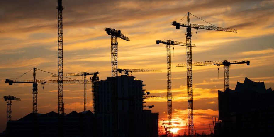 Kräne in der Hamburger Hafencity. zeichnen sich im Sonnenuntergang ab. Die deutsche Wirtschaft ist im zweiten Quartal um 0,1 Prozent gewachsen.