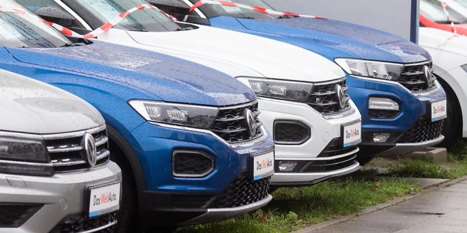 Der Verkauf von traditionellen Autos mit Verbrennungsmotor soll im US-Bundesstaat Kalifornien ab 2035 verboten werden. (Archivbild) Der Verkauf von traditionellen Autos mit Verbrennungsmotor soll im US-Bundesstaat Kalifornien ab 2035 verboten werden. (Archivbild)