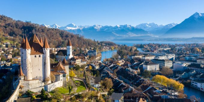 Thun liegt im Berner Oberland. Hier wohnen Luca Hänni und Christina seit Kurzem. thun