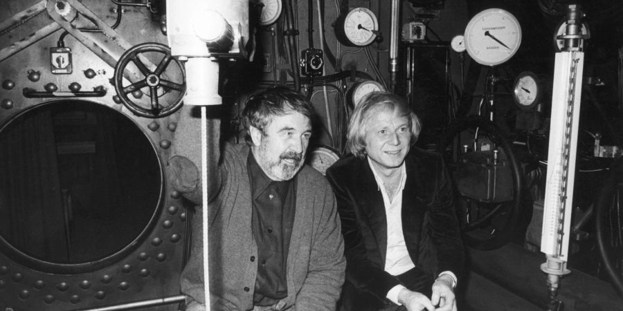 Der Regisseur Wolfgang Petersen (r) und der Schriftsteller Lothar-Günther Buchheim sitzen in dem original nachgebauten U-Boot für den Film "Das Boot".