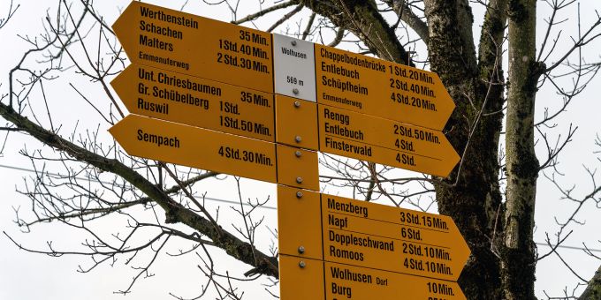 Ein Wanderwegweiser in Wolhusen. Ein Wanderwegweiser in Wolhusen.