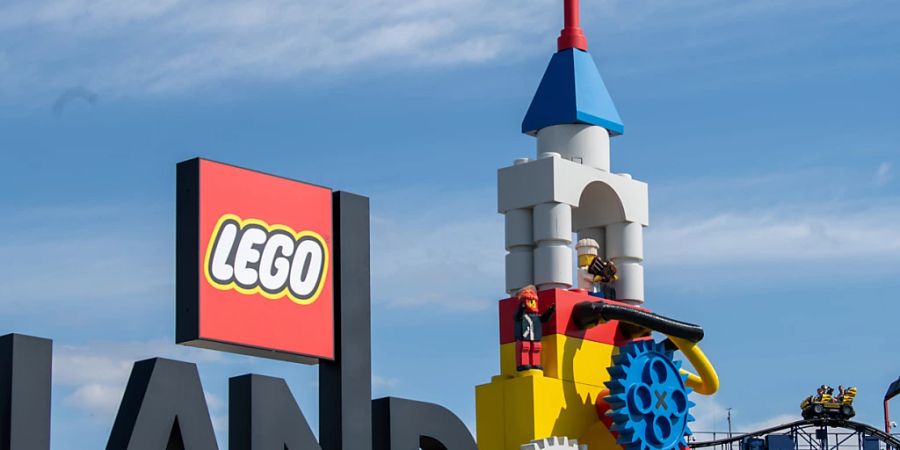 dpatopbilder - Neben dem Logo am Eingang zum Legoland ist eine Achterbahn zu sehen. Bei dem Unfall auf einer Achterbahn im Legoland im schwäbischen Günzburg sind mindestens 34 Menschen verletzt worden, zwei davon schwer. Foto: Stefan Puchner/dpa