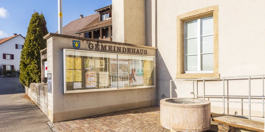 Das Gemeindehaus Villnachern mit Infotafel. Der Pflug im Wappen weist auf die landwirtschaftliche Tradition des Dorfes hin.