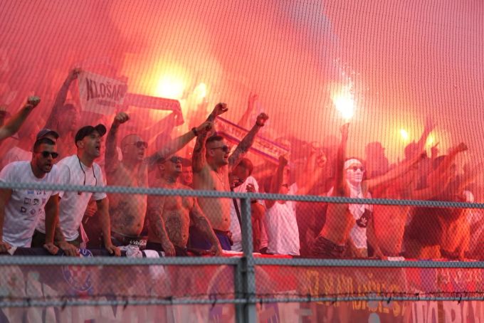 Während des Quali-Spiels der Conference League zündeten Hajduk Split-Fans schon Pyros. Conference League