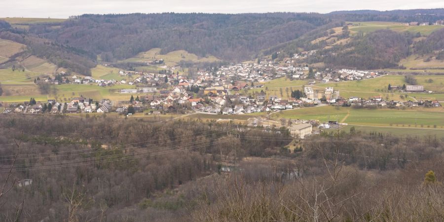 Villnachern liegt in einer Mulde zwischen dem westlichen Ufer der Aare und den Hängen des zum Tafeljura gehörenden Bözbergs.