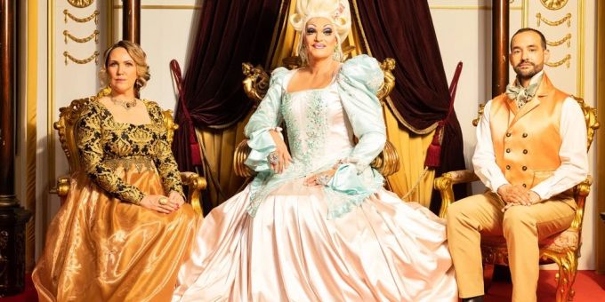 Olivia Jones (Mitte) steckt Datingshow-Kandidaten in pompöse Gewänder. Olivia Jones (Mitte) steckt Datingshow-Kandidaten in pompöse Gewänder.