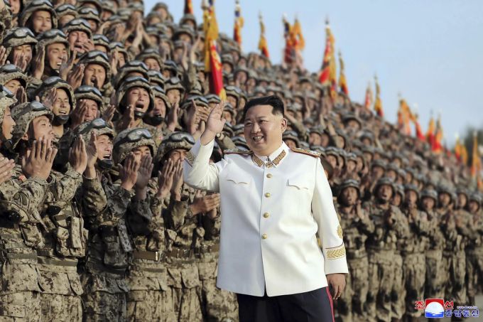 Nordkorea verfügt über eine grosse Armee, doch sonst mangelt es dem Land an vielem. Schickt Kim Jong-un nun Soldaten in den Ukraine-Krieg, um Gegenleistungen zu erhalten? Nordkorea Ukraine Krieg