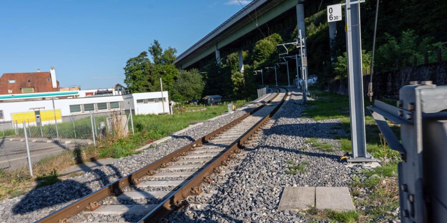 Die Eisenbahnlinie von Laupen nach Bern der BLS in Flamatt. Im Hintergrund das Viadukt der Nationalstrasse.