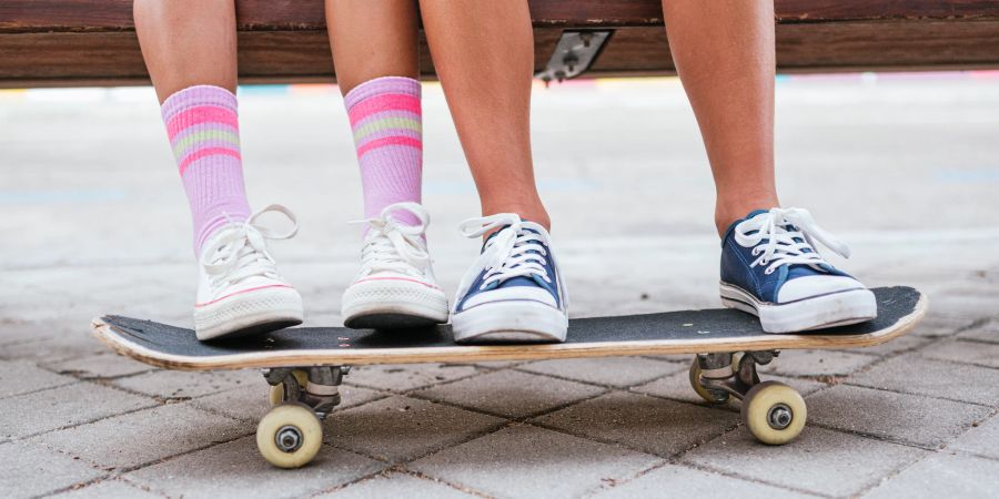 Skateboard Füsse Socken rosa blau Sneaker