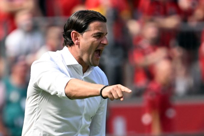 Leverkusens Trainer Gerardo Seoane gibt seiner Mannschaft lautstark Anweisungen. Gerardo Seoane