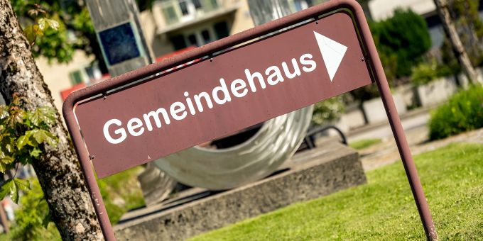 Schild Gemeindehaus in Flühli. Schild Gemeindehaus in Flühli.