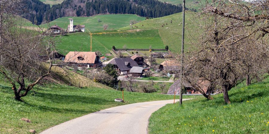 Blick auf Landiswil und auf die evangelisch-reformierte Kirche.