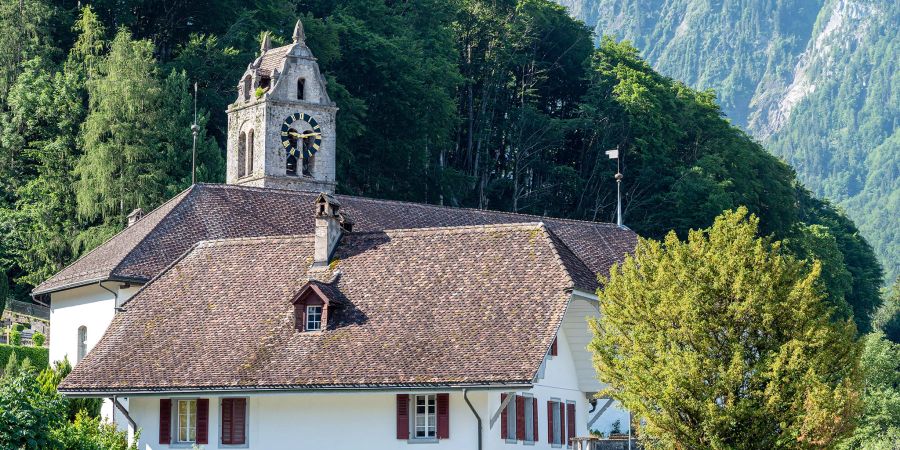 Die evangelisch-reformierte Kirche und das Pfarrhaus am Gsteig 3 in Gsteigwiler.