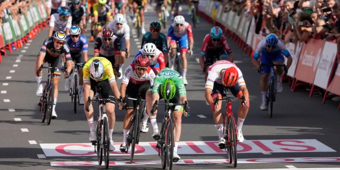 Sam Bennett (M) holte sich auf der dritten Etappe der Vuelta bereits seinen zweiten Tagessieg. Sam Bennett (M) holte sich auf der dritten Etappe der Vuelta bereits seinen zweiten Tagessieg.