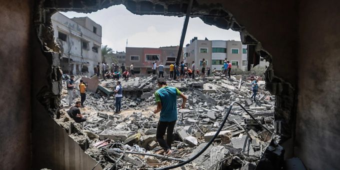 Palästinenser stehen nach einem israelischen Luftangriff in den Trümmern eines zerstörten Gebäudes in Gaza. Foto: Mohammed Talatene/dpa Palästinenser stehen nach einem israelischen Luftangriff in den Trümmern eines zerstörten Gebäudes in Gaza. Foto: Mohammed Talatene/dpa