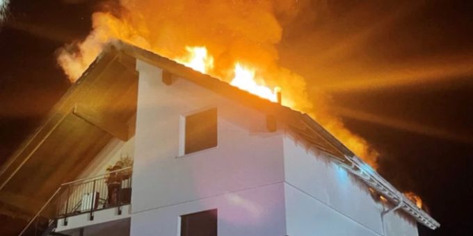 Wilchingen SH: Dachstockbrand in einem Mehrfamilienhaus. Wilchingen SH