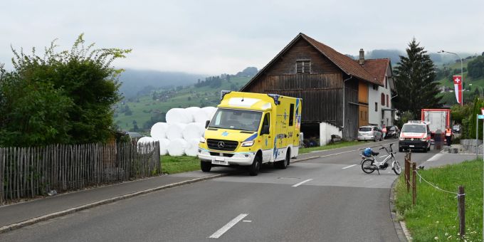 Gams SG: Mofalenkerin von LKW gestreift und verletzt. Gams SG
