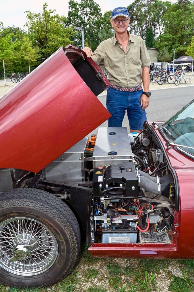 Felix Stoffel mit seinem umgebauten und elektrisch angetriebenen Jaguar E-Type aus dem Jahr 1969.