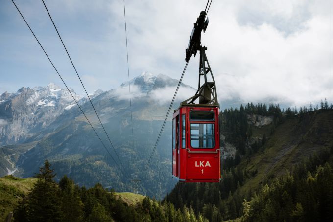 À propos Highlights: Die Luftseilbahnfahrt zur Allmenalp eröffnet alle unsere Herbstwanderungen auf der Allmenalp mit einer spektakulären Fahrt über beinahe senkrechte Felswände. Herbstwanderungen