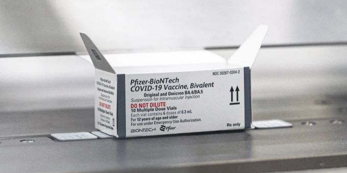 Ein von Pfizer zur Verfügung gestelltes Foto zeigt die Verpackung für die neue Covid-Impfung, die gegen die Omikron-Subtypen BA.4 und BA.5 schützt, während der Produktion in Kalamazoo im US-Bundesstaat Michigan. Pfizer BA.4/BA.5 Impfung