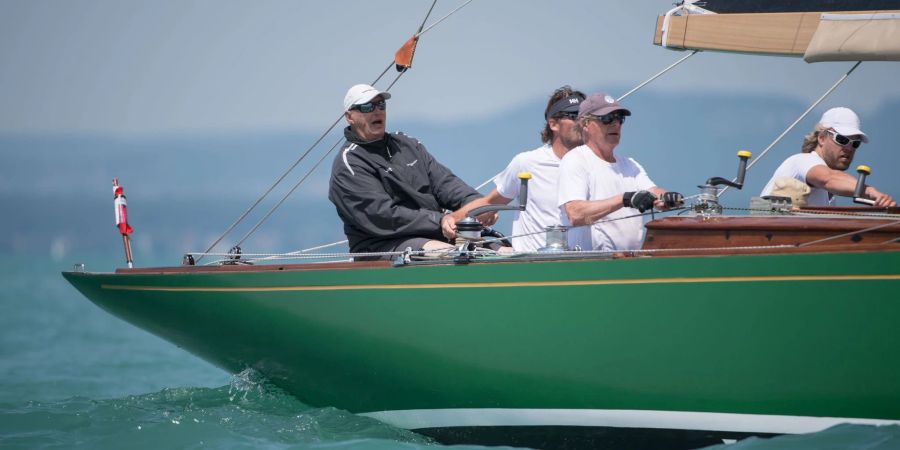 Anfang Juli nahm König Harald V. von Norwegen (l) an der Segel-Weltmeisterschaft in der Acht-Meter-Klasse auf seiner Yacht «Sira» auf dem Bodensee teil.