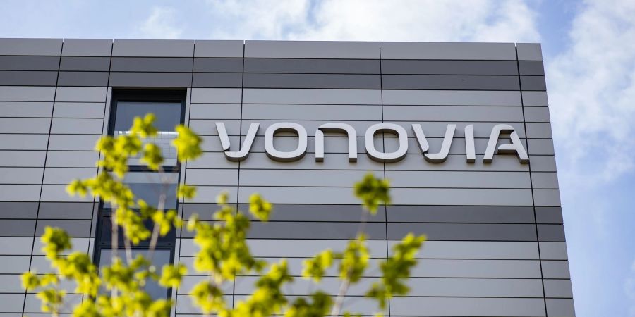 Das Logo des Wohnungsunternehmens «Vonovia» ist an der Firmenzentrale in bochum: Deutschlands grösstes Immobilienunternehmen hat seine Geschäftszahlen für das erste Halbjahr veröffentlicht.