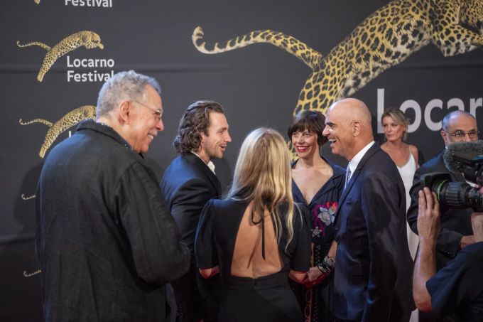 Der britische Schauspieler Aron Taylor-Johnson (2-r) und die Filmemacherin Samantha Louise Taylor-Wood unterhalten sich am Filmfestival in Locarno mit Bundesrat Alain Berset. filmfestival locarno