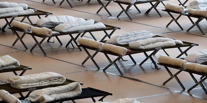Juso Schwyz kritisiert die Bedingungen in der Asylbewerber-Unterkunft. (Symbolbild) Eine Notunterkunft für ukrainische Flüchtlinge in Hamburg. Foto: Julian Weber/dpa