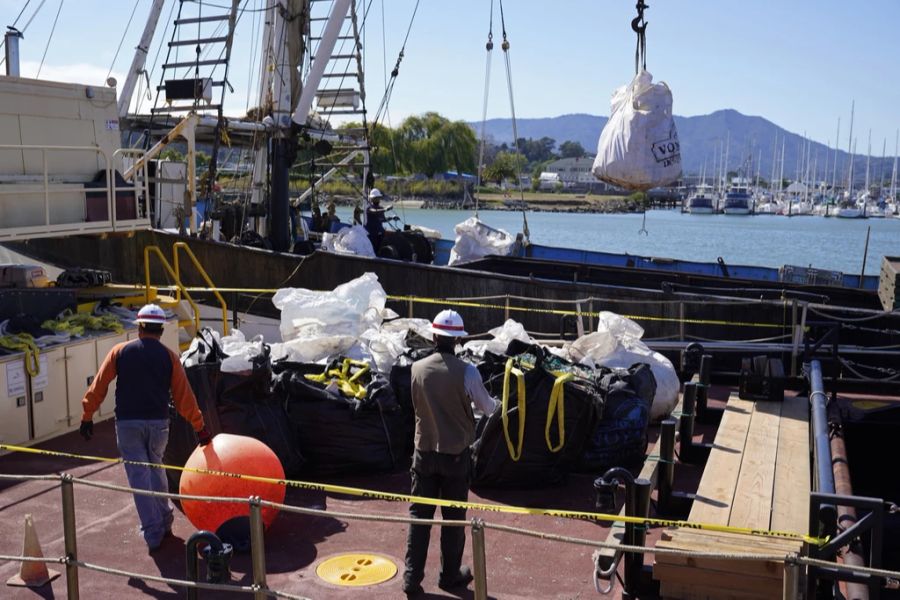 Plastik und andere Abfälle aus dem Nordpazifikwirbel werden am Mittwoch, 27. Juli 2022, in Sausalito, Kalifornien, entladen.