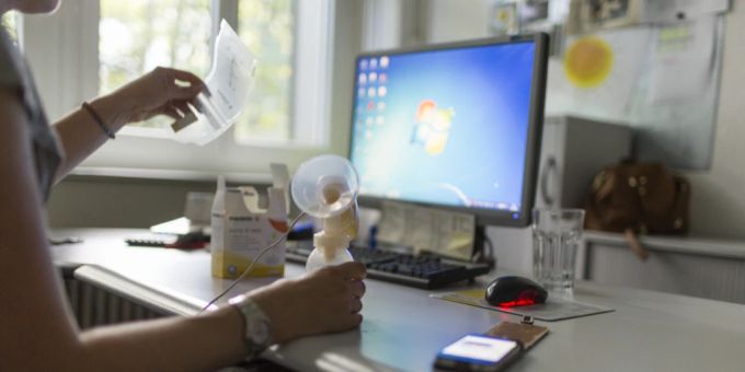 Seit 2014 schreibt das Arbeitsgesetz bezahlte Zeitfenster vor, um Milch abzupumpen oder den Nachwuchs stillen zu können. Stillen