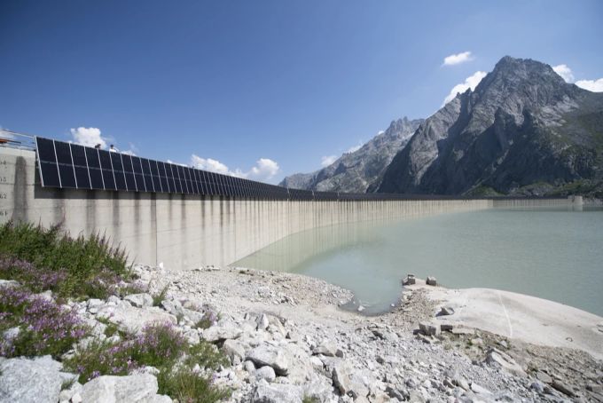 Die Solar-Anlage am Albigna-Stausee versorgt die Stadt Zürich. Die UBS sieht die Energiekosten in der Schweiz als geringere Belastung an als in der EU. UBS Albigna