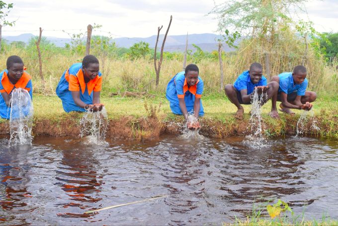 Wasser ist eine lebenswichtige Ressource. Das wissen auch die Kinder in Baringo. Fünf Kinder am Bach