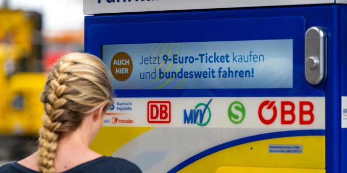 Das günstige Ticket für den Nah- und Regionalverkehr ist für vielen Menschen eine Alternative zum Auto. Doch wie geht es ab September weiter? Das günstige Ticket für den Nah- und Regionalverkehr ist für vielen Menschen eine Alternative zum Auto. Doch wie geht es ab September weiter?