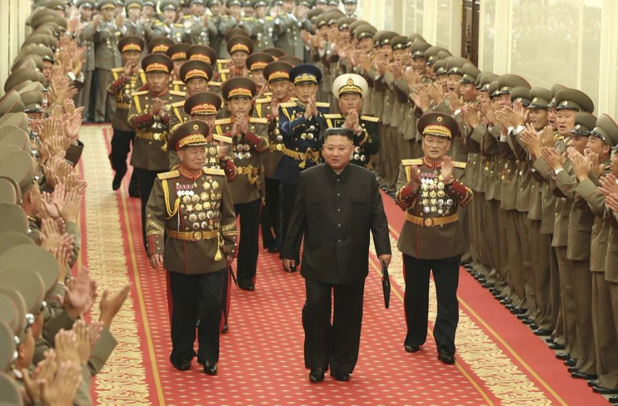 Auf diesem von der nordkoreanischen Regierung zur Verfügung gestellten Foto wird der nordkoreanische Staatschef Kim Jong-un, Mitte, von Militärkommandeuren in Pjöngjang beklatscht.