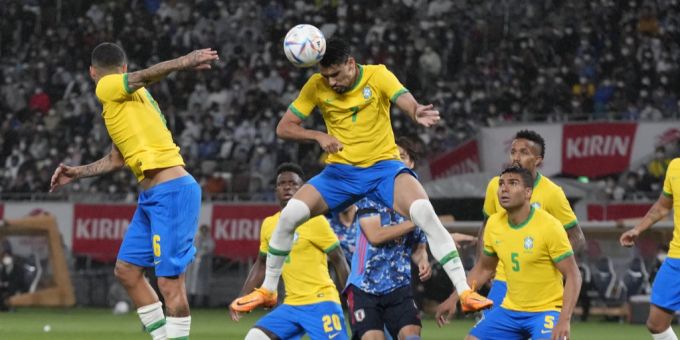 Lucas Paqueta (mitte) im Einsatz für die brasilianische Nationalmannschaft. (AP Photo/Eugene Hoshiko) west ham united