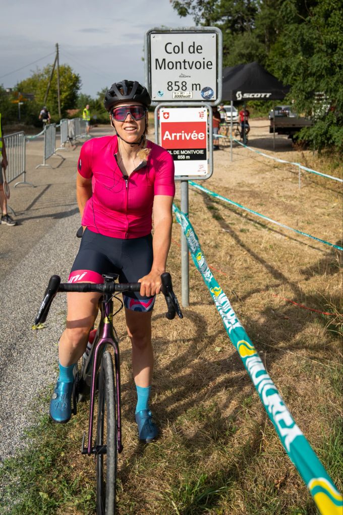 Monika Sattler am Col de Montvoie, dem ersten Pass der Etappe 3 ihrer Pässe Challenge Monika Sattler und ihr Velo
