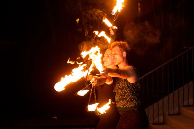 Die Chispa Firedance-Show Gruppe zeigt eine facettenreiche Feuershow