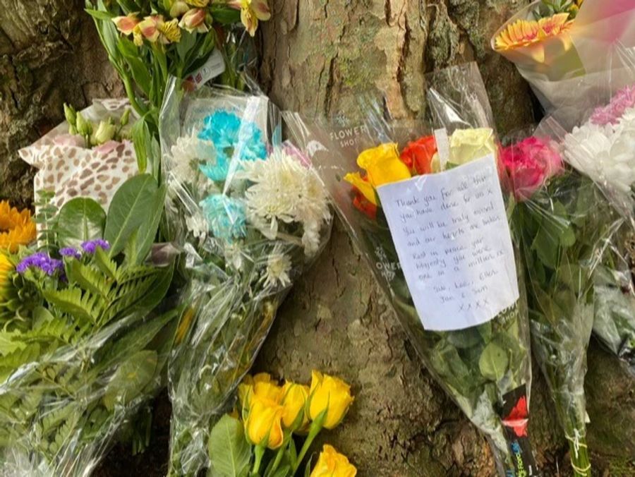 Das Volk bedankt sich bei der Queen mit Blumen vor dem Palast.