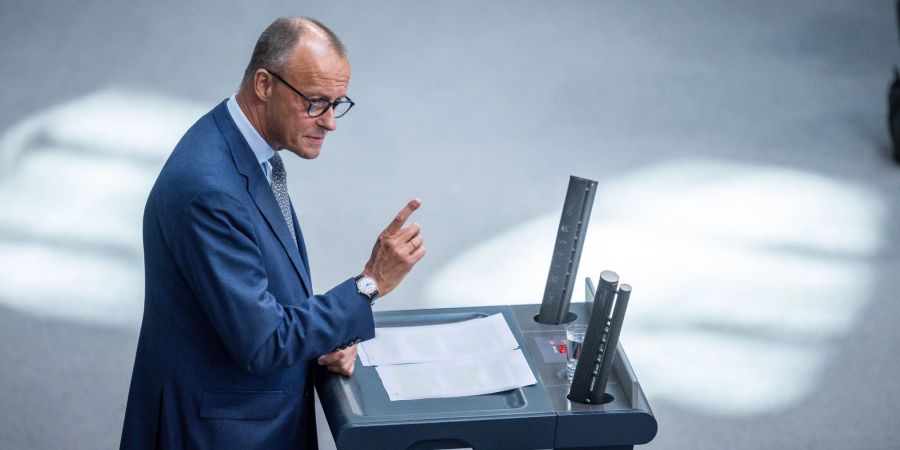 CDU-Chef Friedrich Merz spricht im Bundestag.
